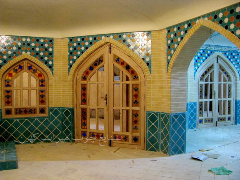 درب سنتی شیشه رنگی