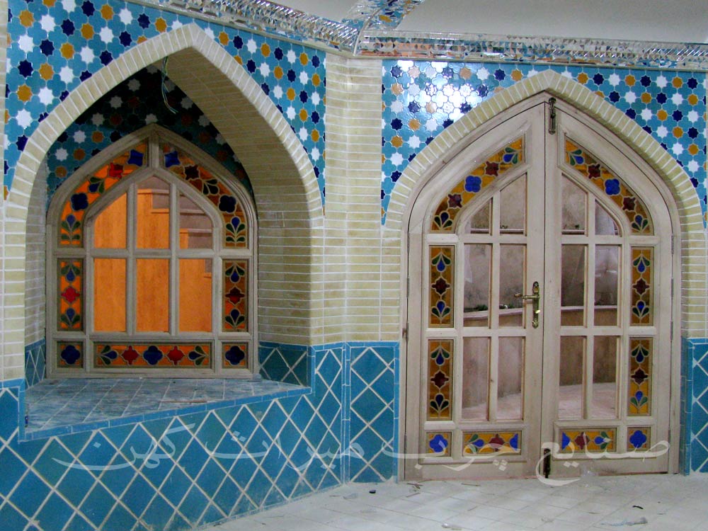 درب سنتی با شیشه رنگی