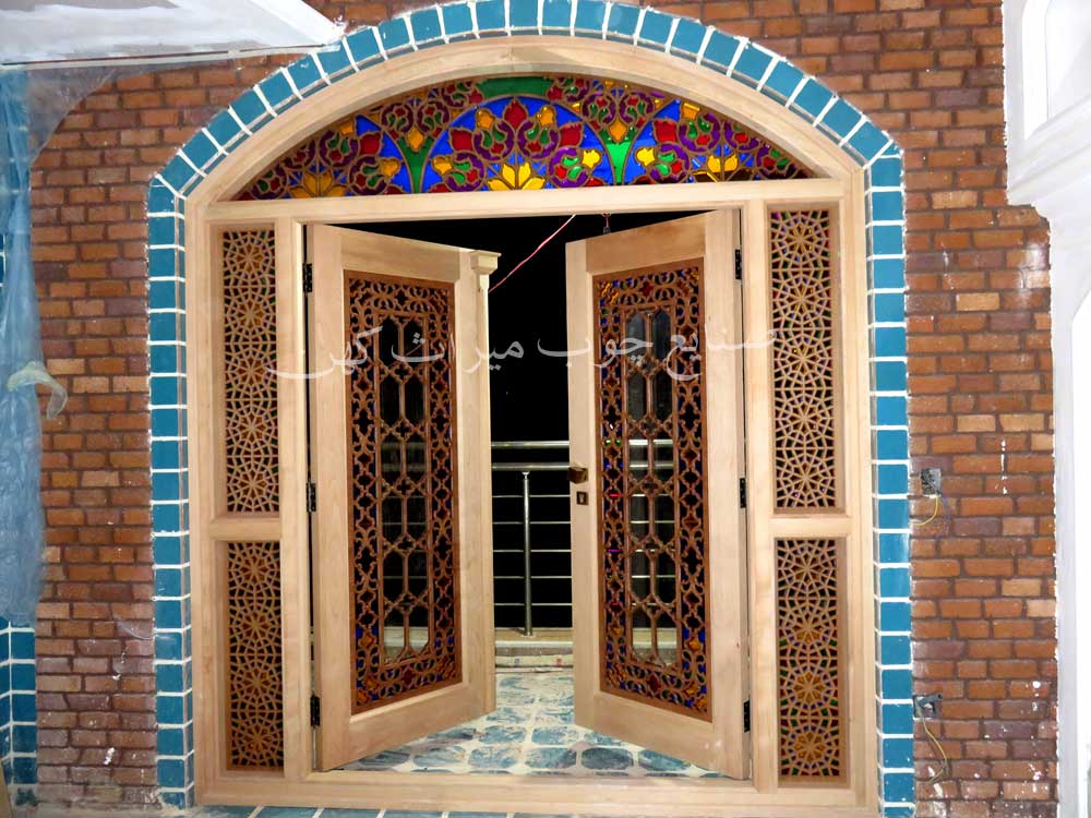 درب چوبی قواره بری شیشه رنگی