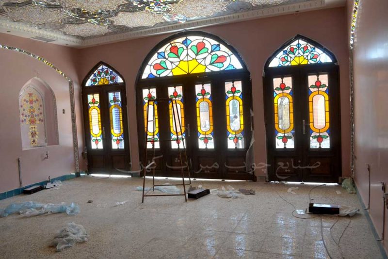 درب چوبی قواره بری شیشه رنگی